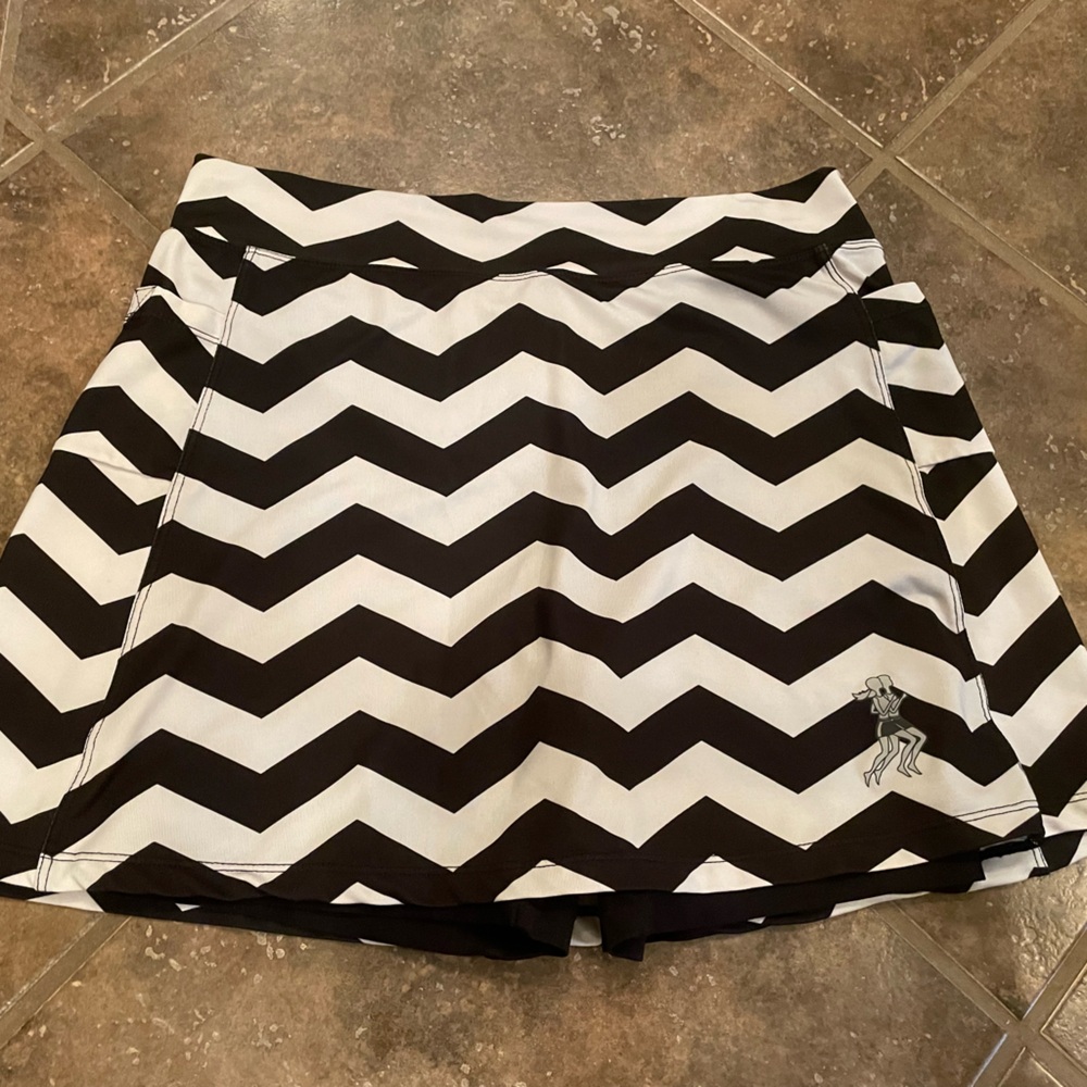 Runningskirts.com black/white chevron design women’s 4